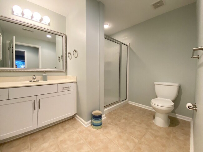 Building Photo - Two Bedroom Spacious Condo Near Everything Bluffton Has to Offer!