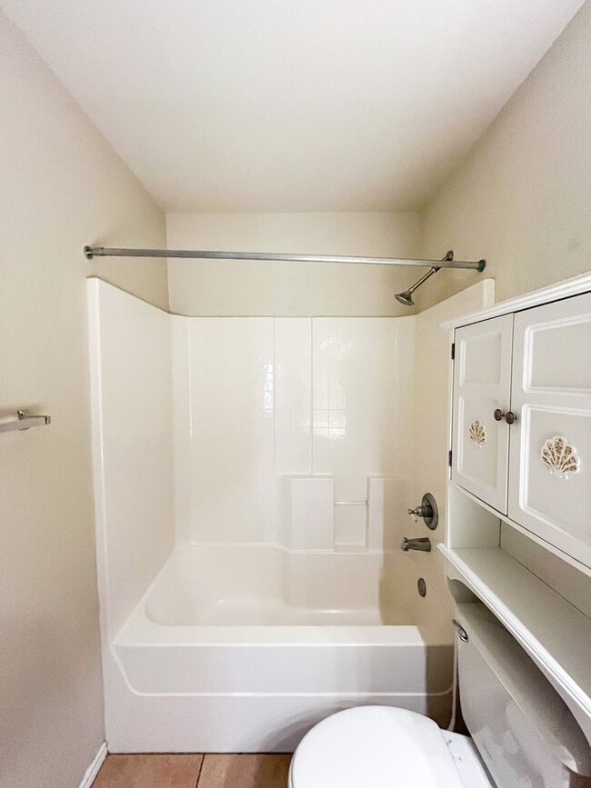 Building Photo - Available NOW!!!! Open floor plan features...