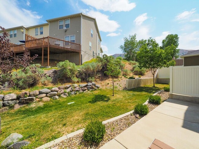 Building Photo - Draper Hillside Townhome