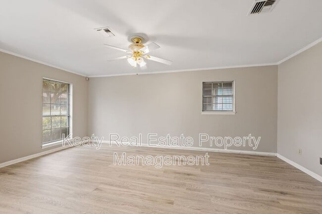 Building Photo - 137 Amber St