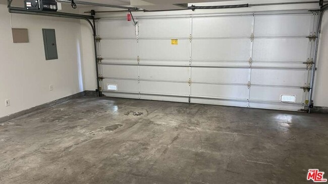 Building Photo - 800 Hampton Dr