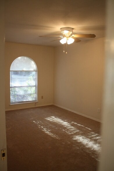 Building Photo - 5006 Green Oaks Dr