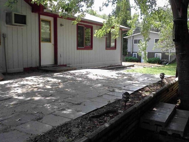 Building Photo - 419 Mallory