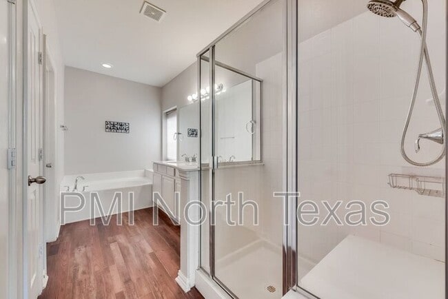 Building Photo - 1325 Mockingbird Dr