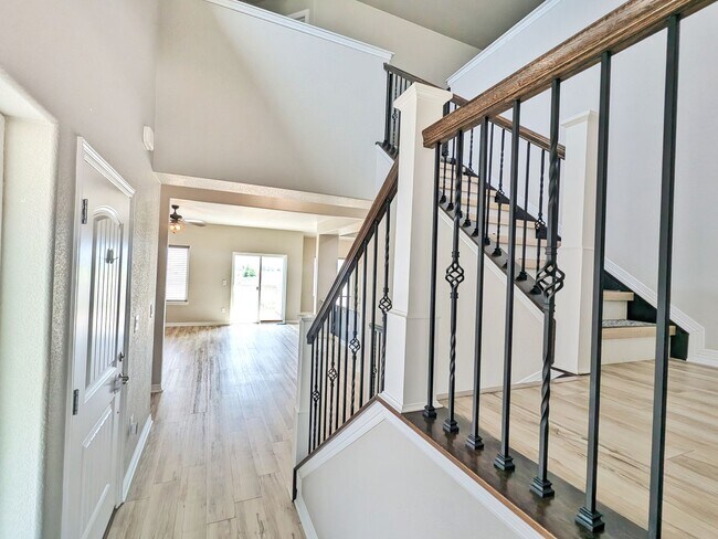 Building Photo - Stunning Modern Home with SHORT TERM LEASE...