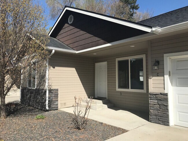 Primary Photo - 312 triplex