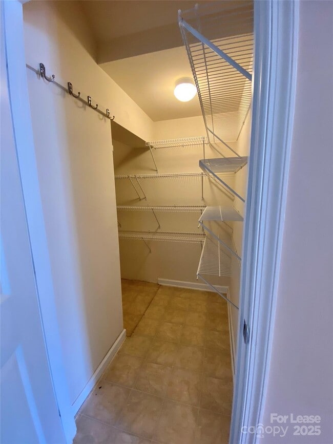 Building Photo - 2601 Silverthorn Dr