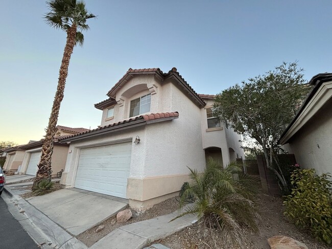 Building Photo - Gorgeous 3 bed / 2.5 bath, 2 story home ne...