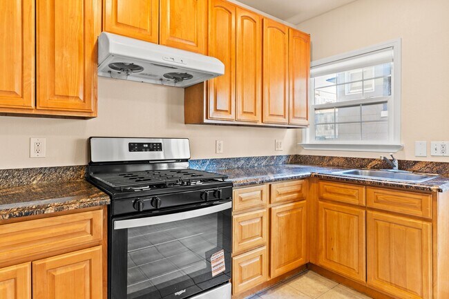 Building Photo - Bright Mosswood Studio Near BART and Kaiser