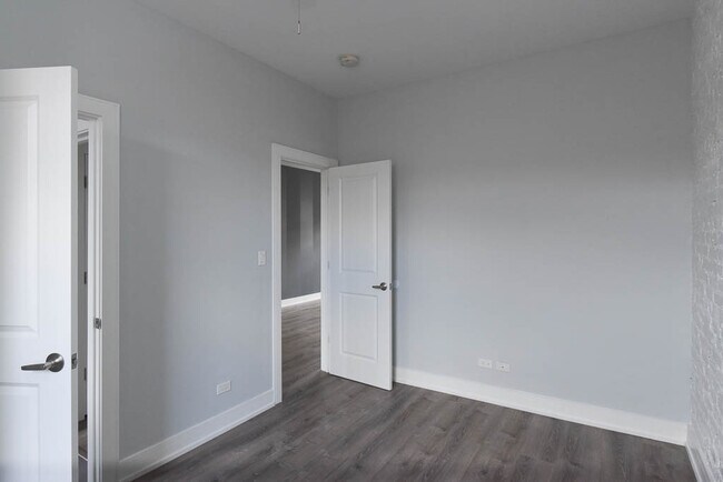 Building Photo - 7624 N Eastlake Terrace