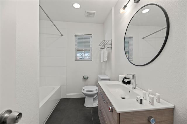 Building Photo - 9936 Lakemere Dr