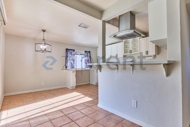 Building Photo - 915 N Holly St