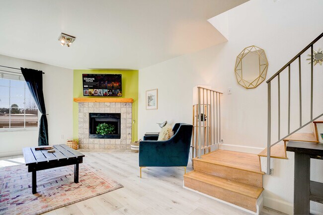 Building Photo - 832 13th St