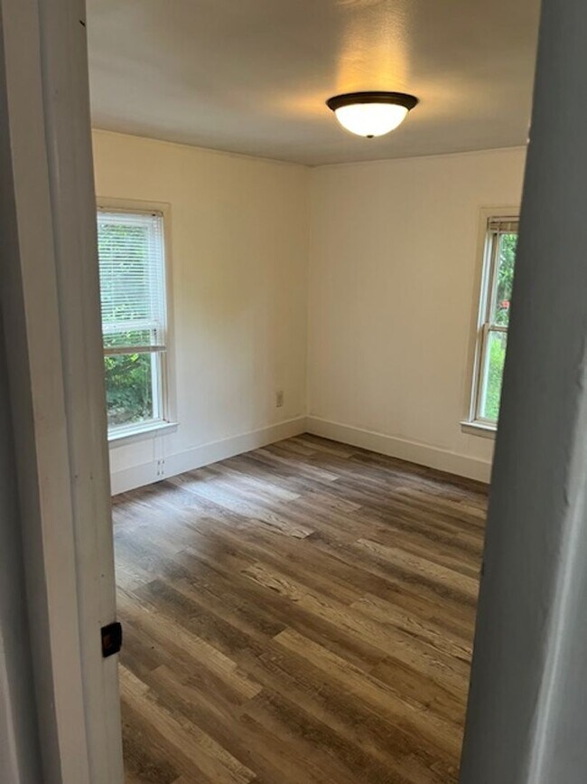 Building Photo - Charming 2-Bedroom Home Near Switchyard Park – Available August!