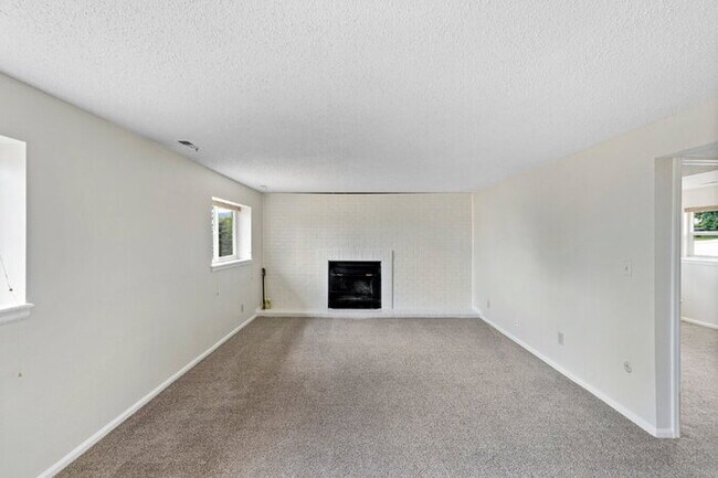 Building Photo - Stylishly Renovated 4-Bed Tri-Level in Roc...