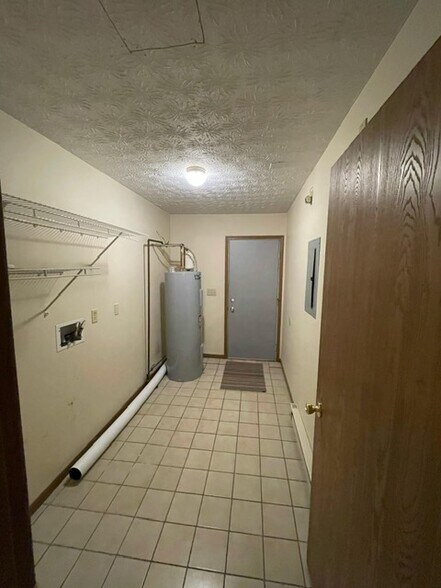 Building Photo - 592 Hilltop Ter