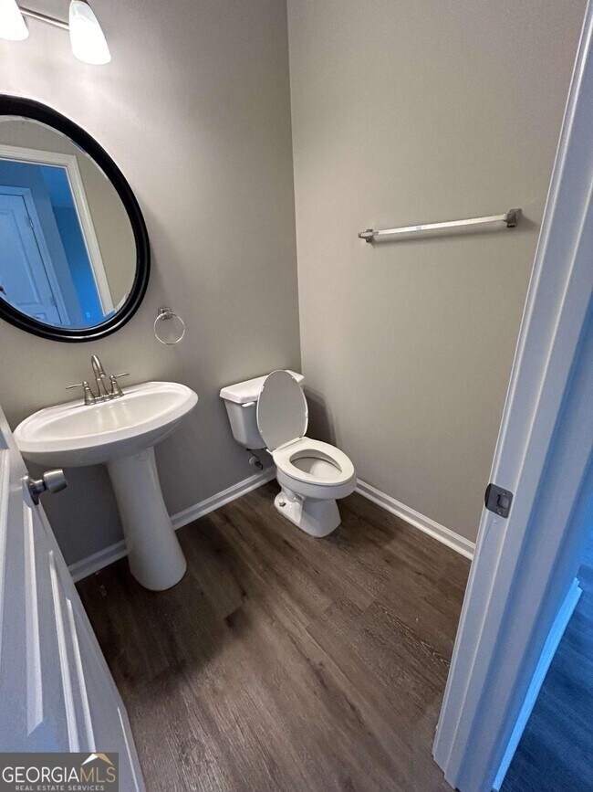 Building Photo - 118 Hidden Lake Cir