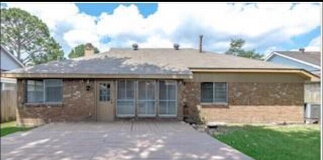 Building Photo - 15827 Roxton Ridge Dr