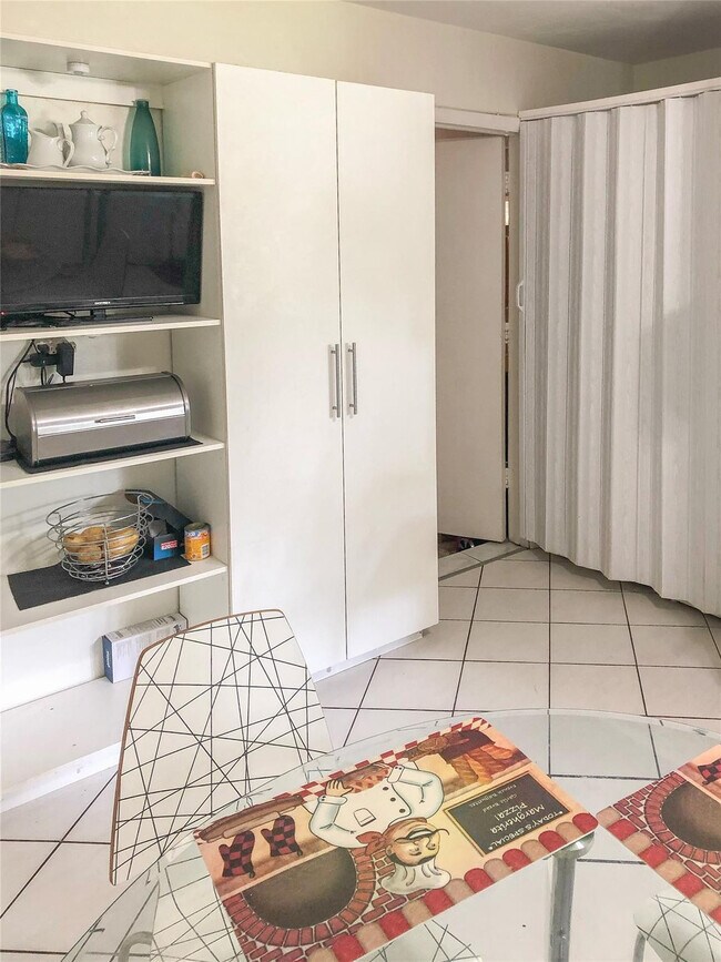 Building Photo - 5614 Hammock Ln