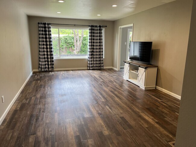 Building Photo - 1311 Spruce Dr