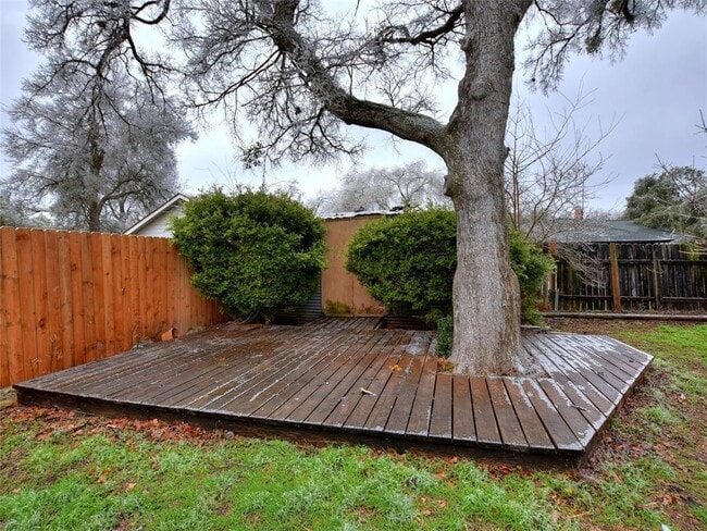 Building Photo - 2407 Versailles Dr