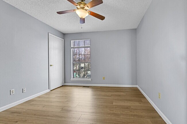 Building Photo - $2,540.95 with $300 off the first month's Rent- 4 Bedroom, 1.5 Bath, Single Family Home in Aurora...