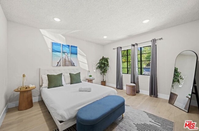 Building Photo - 2617 S Beverly Dr