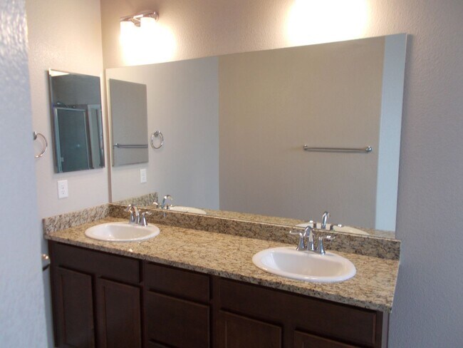 Building Photo - Immaculate 4 BR, 3.5 Bath, 2 Car Garage Ho...