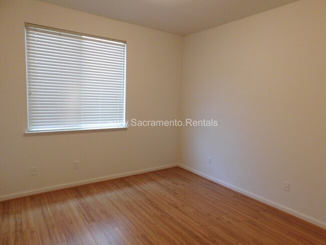 Building Photo - Spacious Elk Grove 3bd/2ba House with 2 Ca...