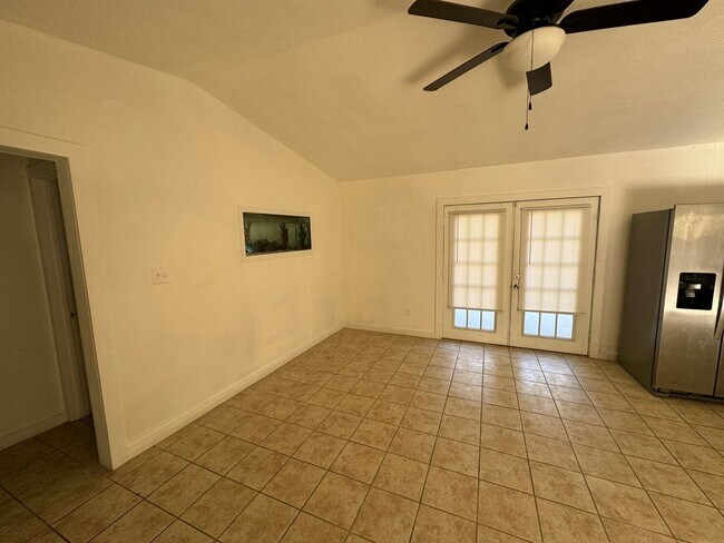 Building Photo - 3 bedroom 1.5 bathroom house!