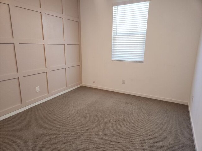 Building Photo - Mountain view single story home.