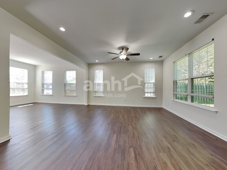 Building Photo - 95 Gentry Way