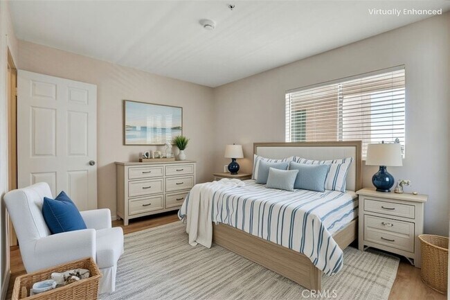 Building Photo - 450 E 4th St