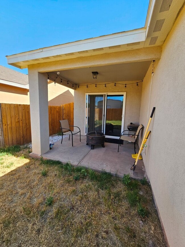 Building Photo - Open & Airy 3 Bedroom/2 Bath Home with Refrigerated Air