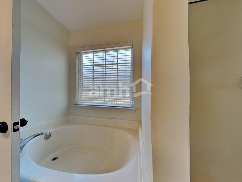 Building Photo - 300 Aspen Arbor