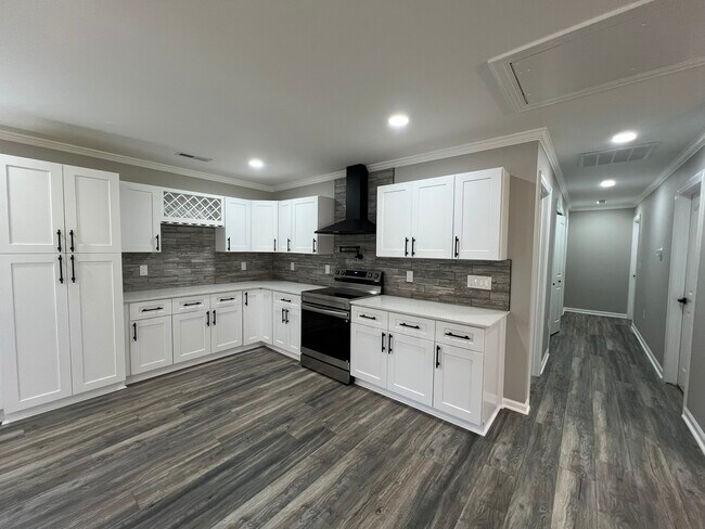 Building Photo - 11405 Cresthill Dr