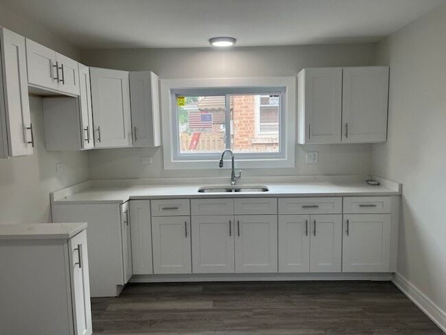 Building Photo - 13709 S School St