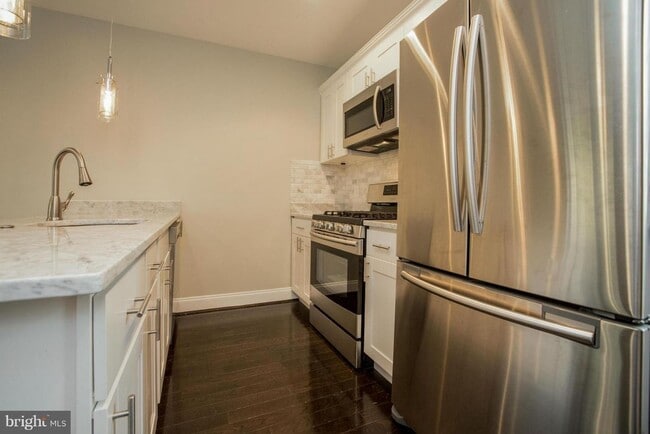 Building Photo - Single Family Home w/ Beautiful Outdoor Patio