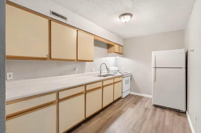 Building Photo - 865 S Douglas Ave