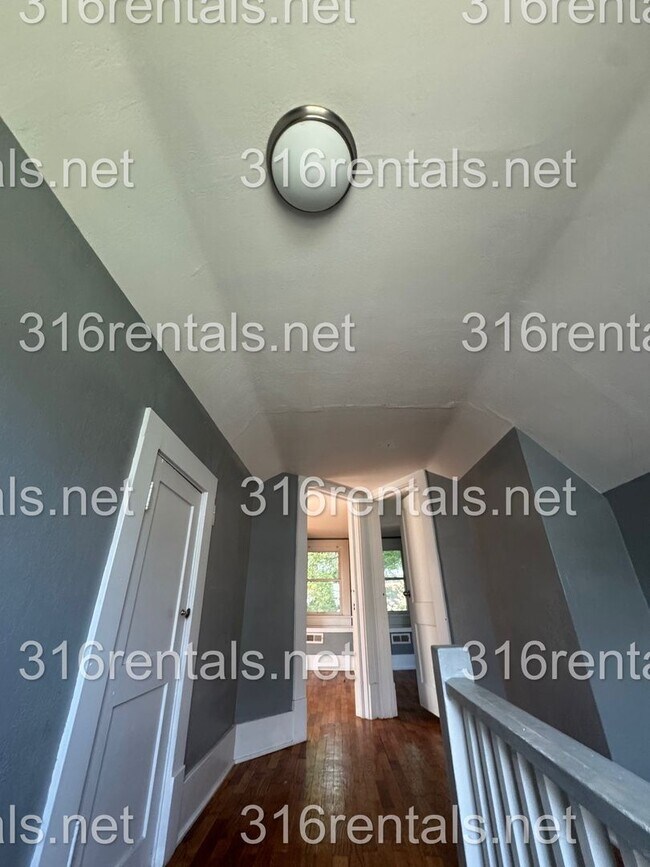 Building Photo - $875 - 2 bed 1 bath - Single Family Home