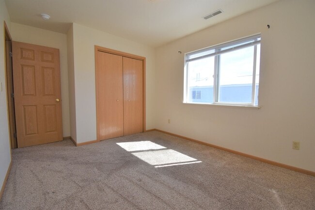 Building Photo - Townhouse style 2bed 1.5bath with attached garage