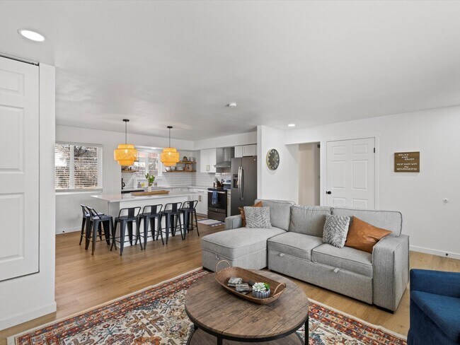Building Photo - 4899 Sonata Dr