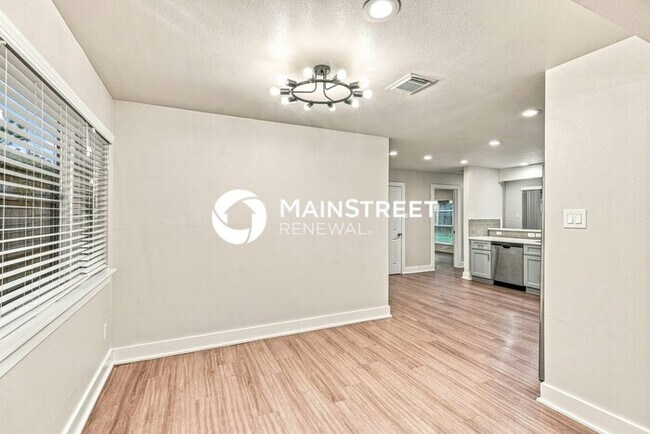 Building Photo - 4 Bedroom Pet-Friendly Home in Houston, TX with Main Street Renewal