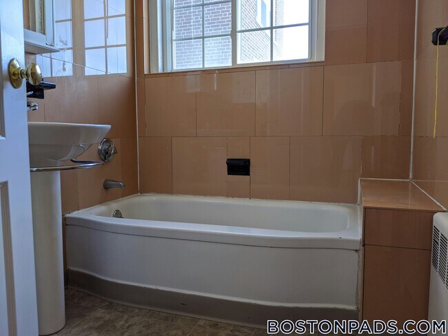 Building Photo - 550 Belmont St