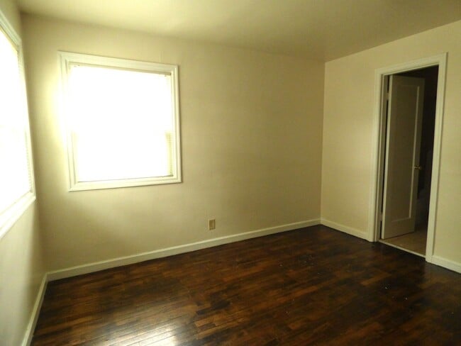 Building Photo - Rent Special: 1/2 Off March's Rent 1 bed 1 bath Duplex near Bush Park!