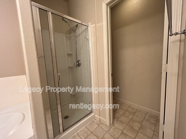 Building Photo - 5350 Dunlay Dr