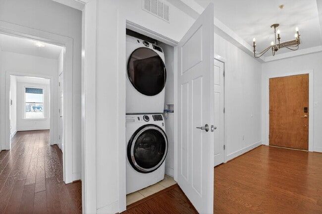 Building Photo - 1107 S Walter Reed Dr