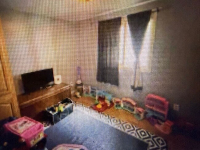 Building Photo - Nice 3 bed 1 bath house with large garage and basement!!!