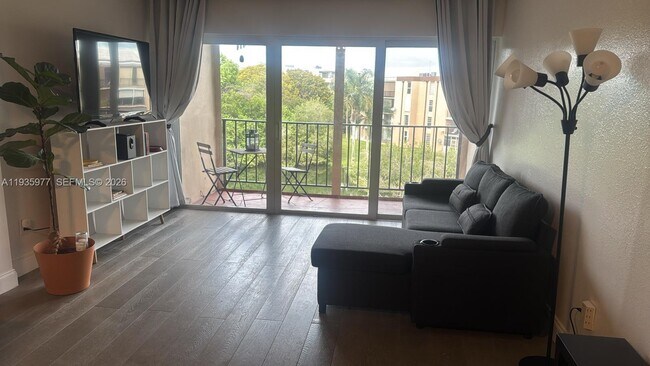 Building Photo - 8897 Fontainebleau Blvd