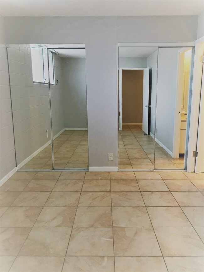 Building Photo - 2873 S King St